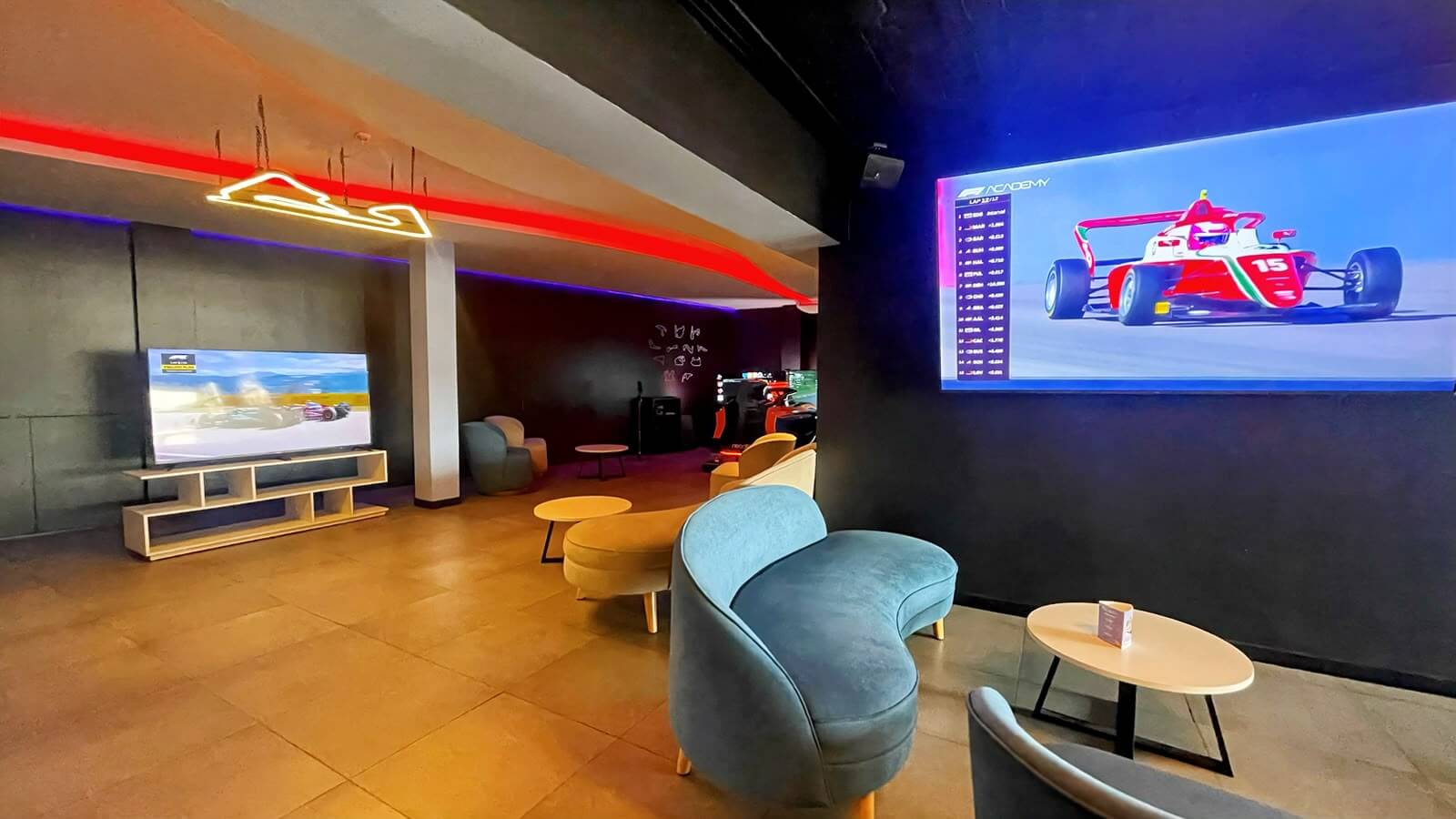 Zona lounge de experienciaGP preparada para eventos y transmisiones.