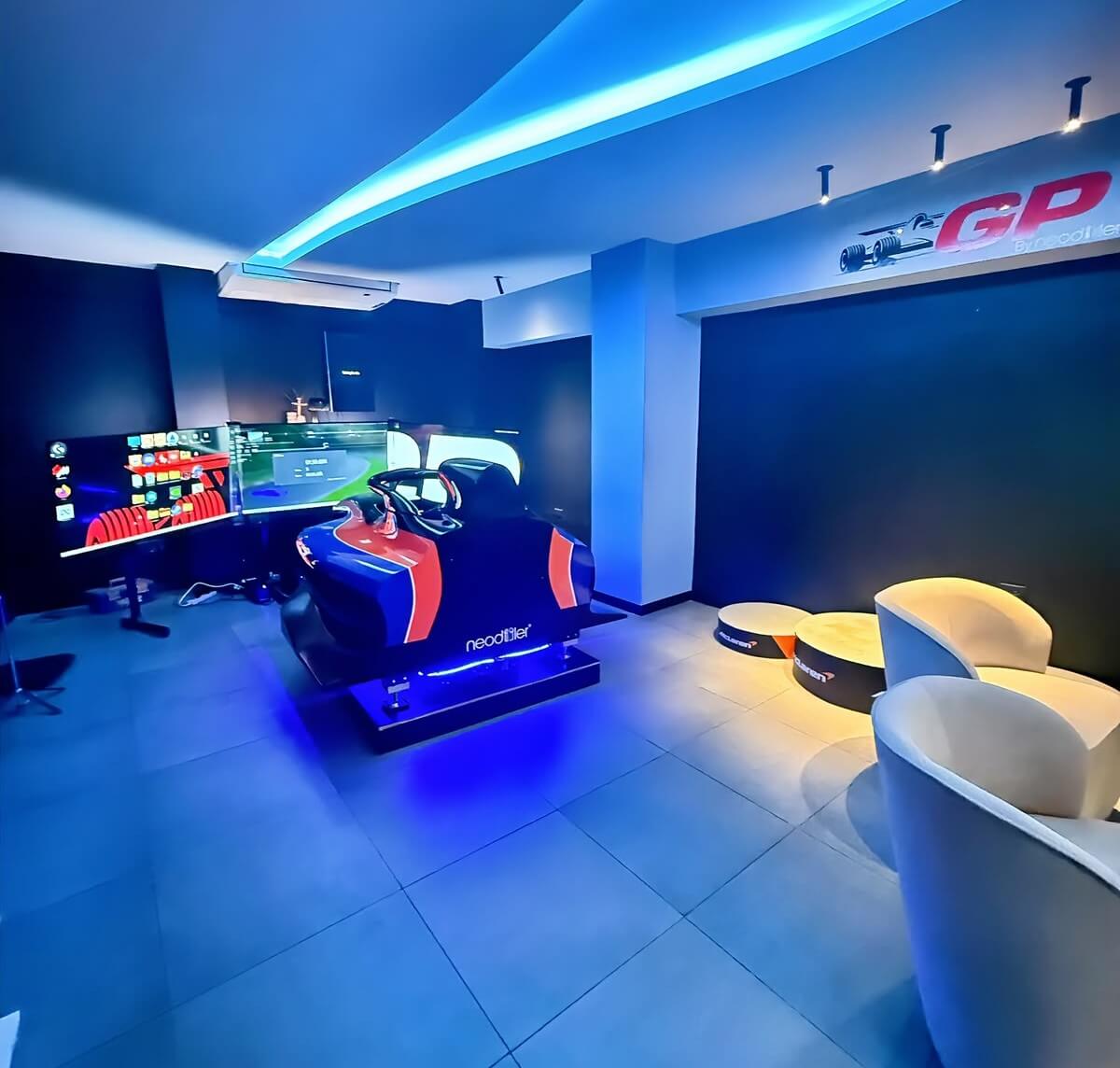 Simulador profesional de experienciaGP instalado en un ambiente lounge premium.